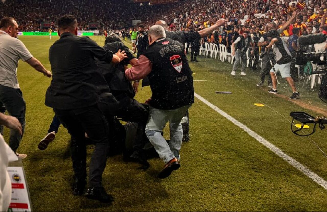 Son dakika | Fenerbahçe maçında ortalık karıştı! Ali Koç'a tribünlerden madde yağdı, saldırıya uğradı - 3. Resim