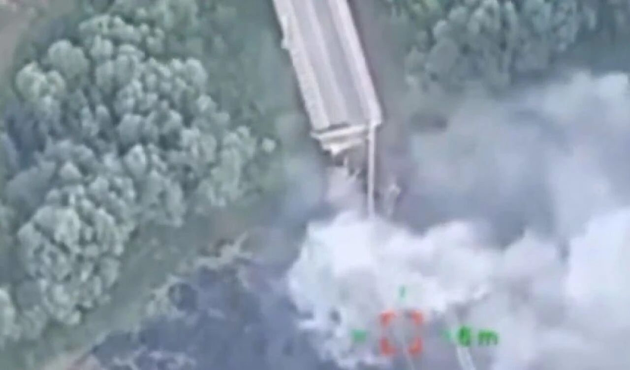 Ukrayna bir ilke imza attı! Stratejik Rus köprüsü havaya uçtu - 3. Resim