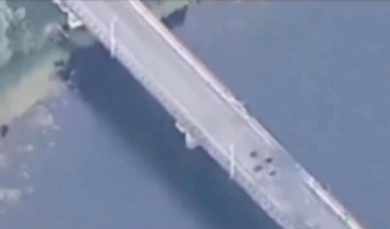 Ukrayna bir ilke imza attı! Stratejik Rus köprüsü havaya uçtu - 1. Resim