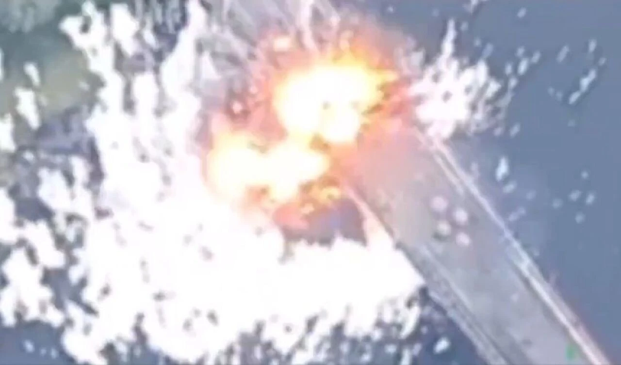 Ukrayna bir ilke imza attı! Stratejik Rus köprüsü havaya uçtu - 2. Resim