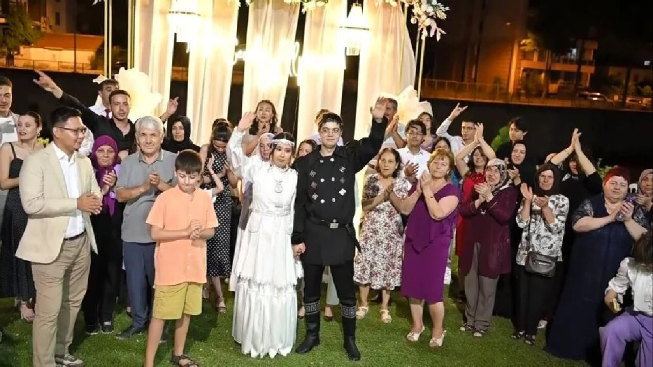 Yakutistan'dan Amasya'ya uzanan aşk hikayesi! Bu kez damat geline uydu - 2. Resim