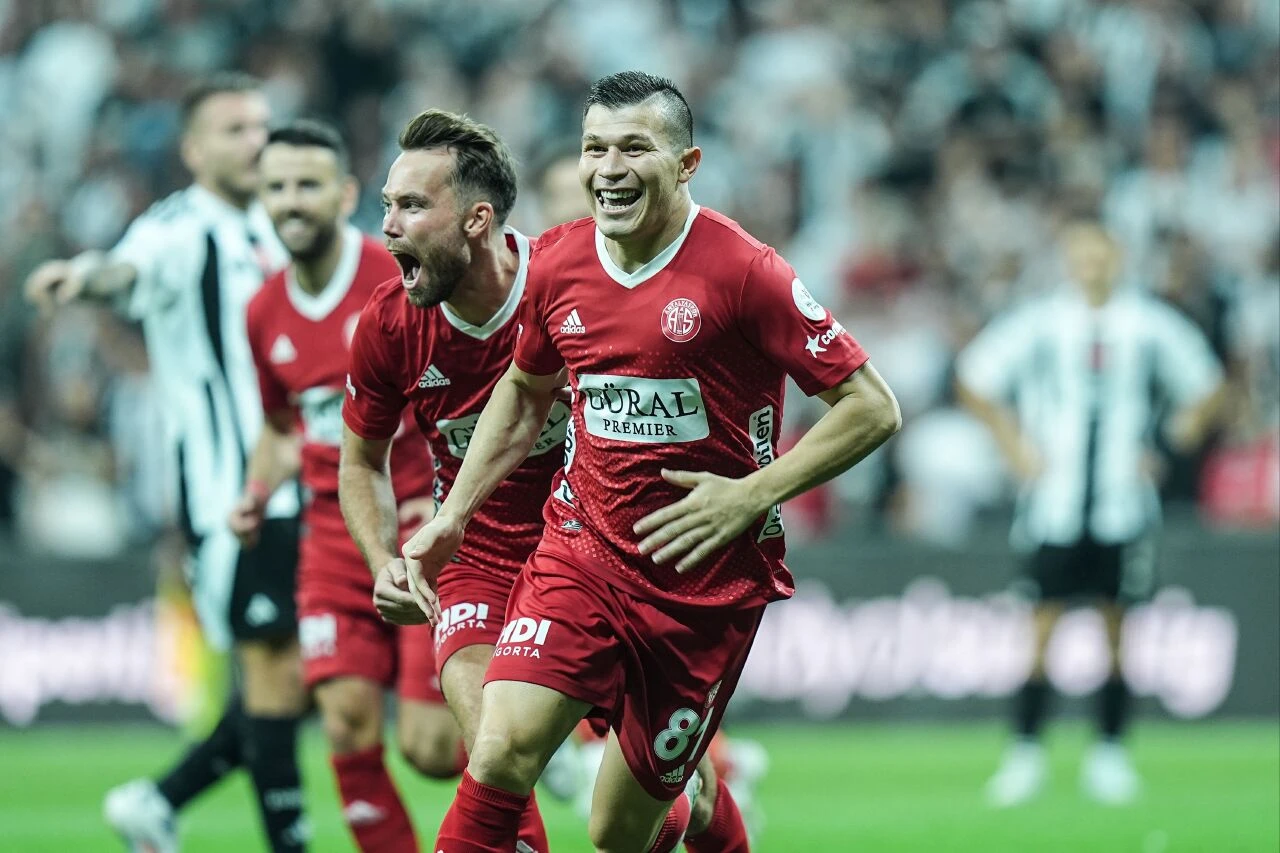 Beşiktaş Trendyol Süper Lig maçında Antalyaspor'u 4-2'lik skorla mağlup ederek kazandı! - 1. Resim