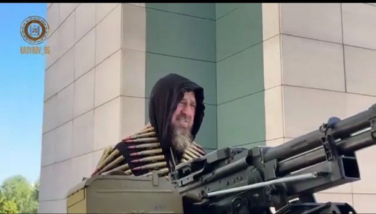 Çeçen lider Ramazan Kadirov Cybertruck'a tüfek takıp, gövde gösterisi yaptı! Elon Musk'ı öve öve bitiremedi - 3. Resim