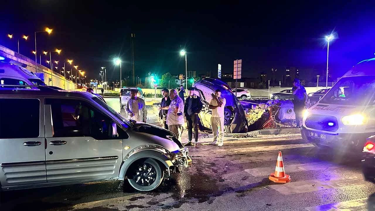 Hafif ticari araçla çarpışan otomobil çukura düştü: 5 yaralı