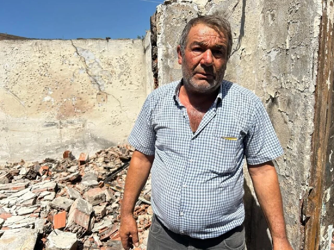 İzmir'de alevlerin küle çevirdiği evini görünce gözyaşlarını tutamadı: Bütün anılar gitti, yıkıldık - 2. Resim