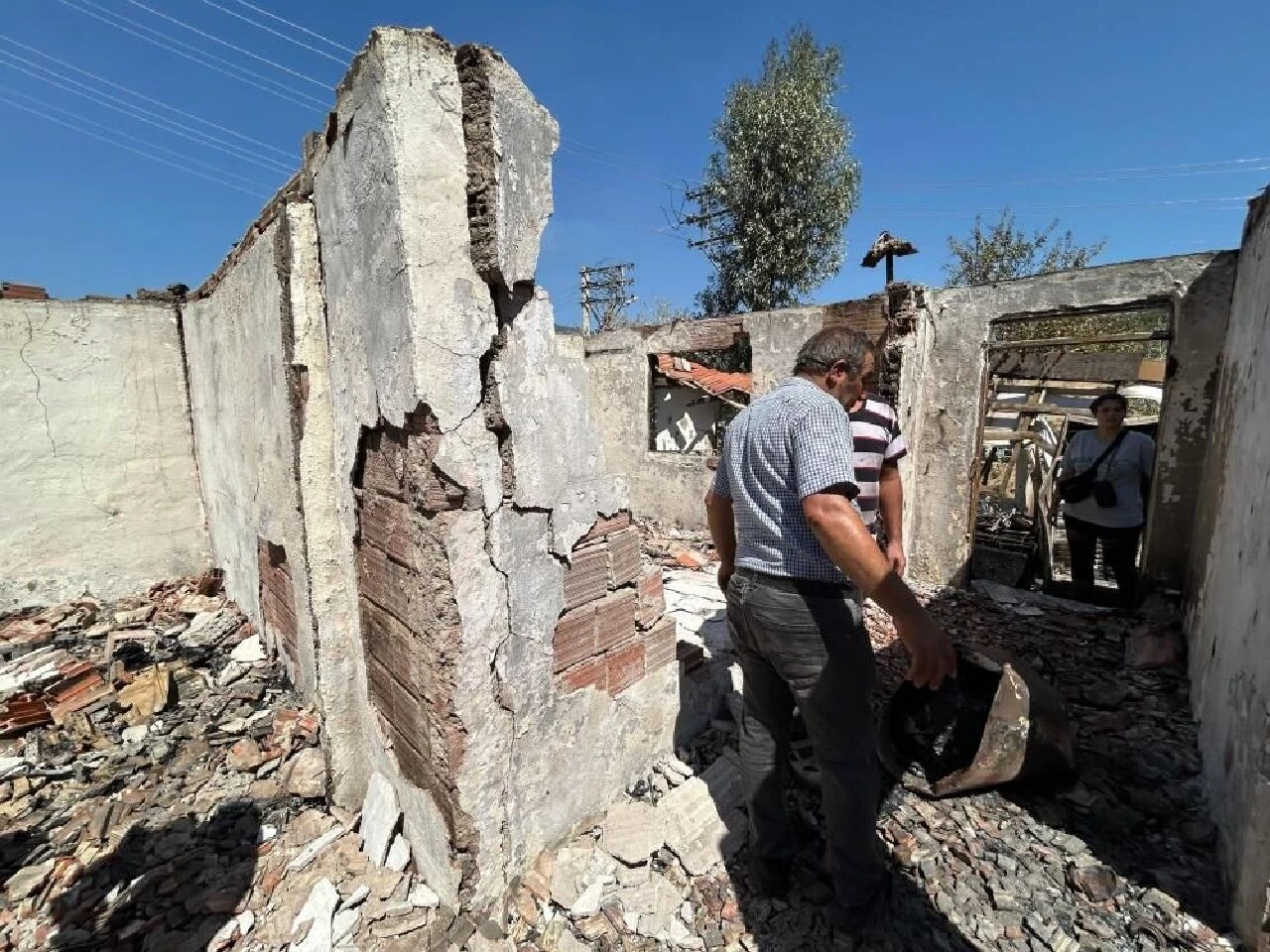 İzmir'de alevlerin küle çevirdiği evini görünce gözyaşlarını tutamadı: Bütün anılar gitti, yıkıldık - 1. Resim