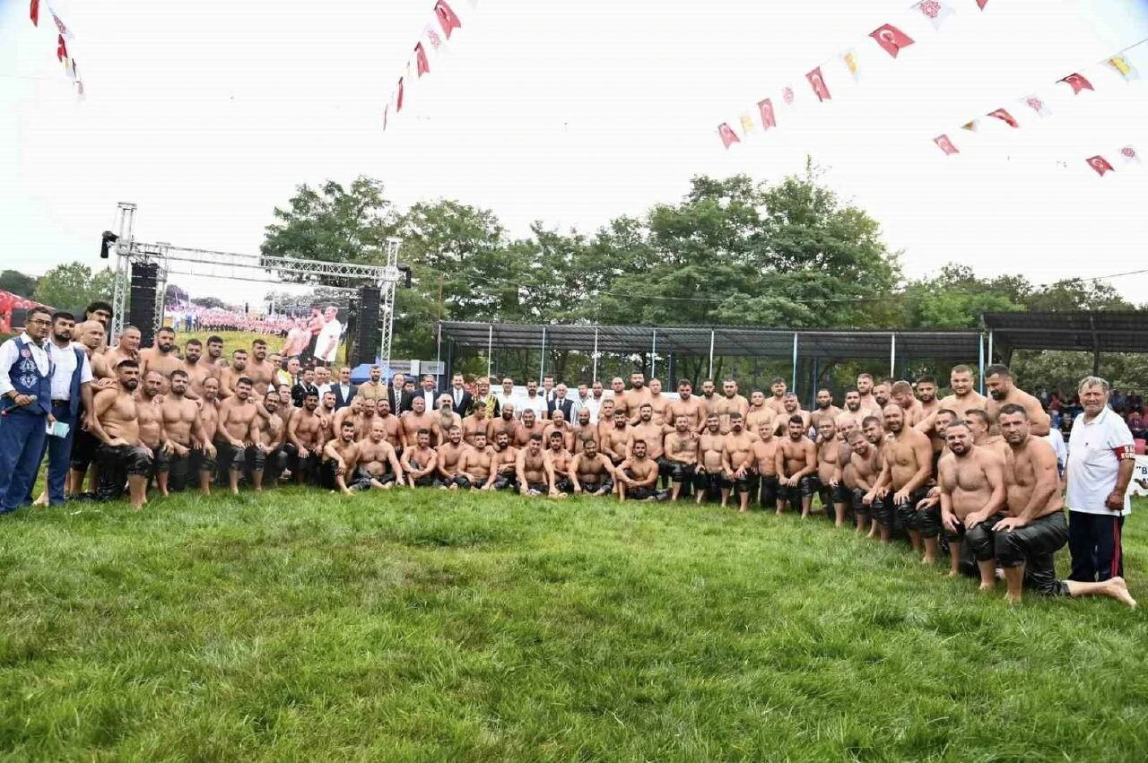 Kurtdereli güreşleri Balıkesir'in Karesi ilçesinde yapılıyor