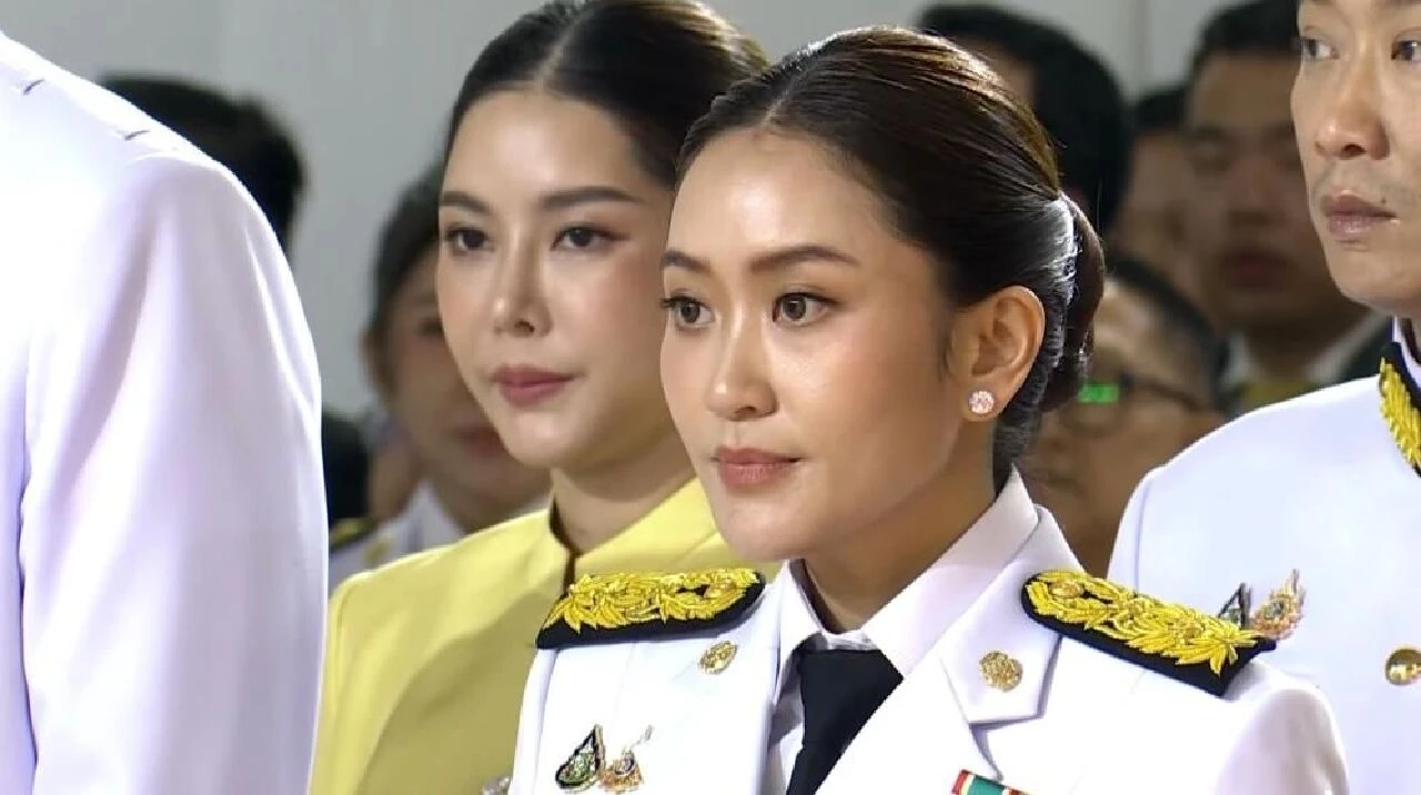 Tayland'ın en genç Başbakanı Paetongtarn Shinawatra koltuğuna oturdu - 1. Resim