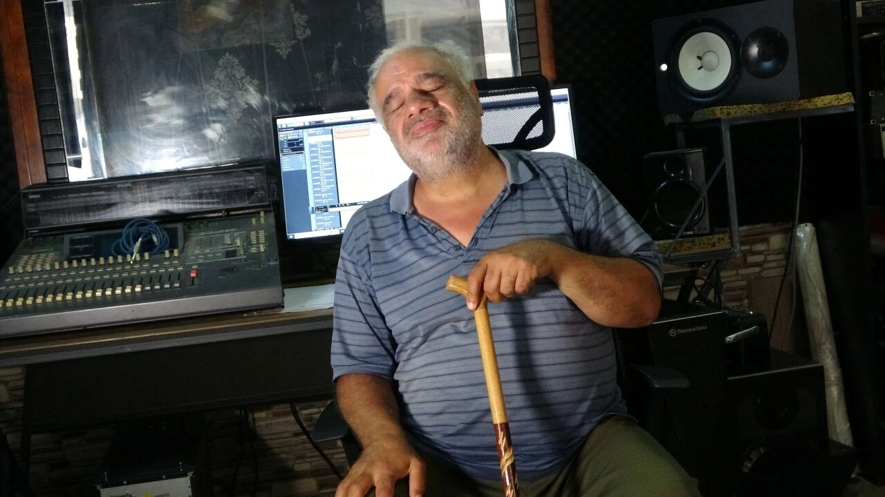 Yeşilçam oyuncusu Recep Bülbülses sokaklarda yaşamaya başladı! Elinde valiziyle bulduğu yerde uyuyor - 1. Resim