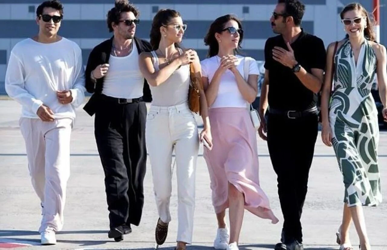 Beril Pozam ile Ersin Arıcı Yalı çapkını oyuncularını topladı! Tüm kadro İstanbul'a döndü - 1. Resim