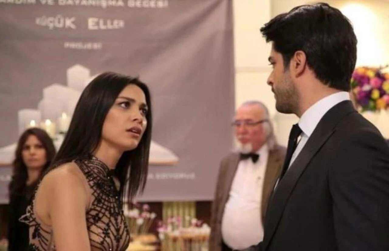 Burak Özçivit ile Hazal Filiz Küçükköse yıllar sonra buluştu! Kara Sevda dizisi fanları sosyal medyada yorum yağdırdı - 1. Resim
