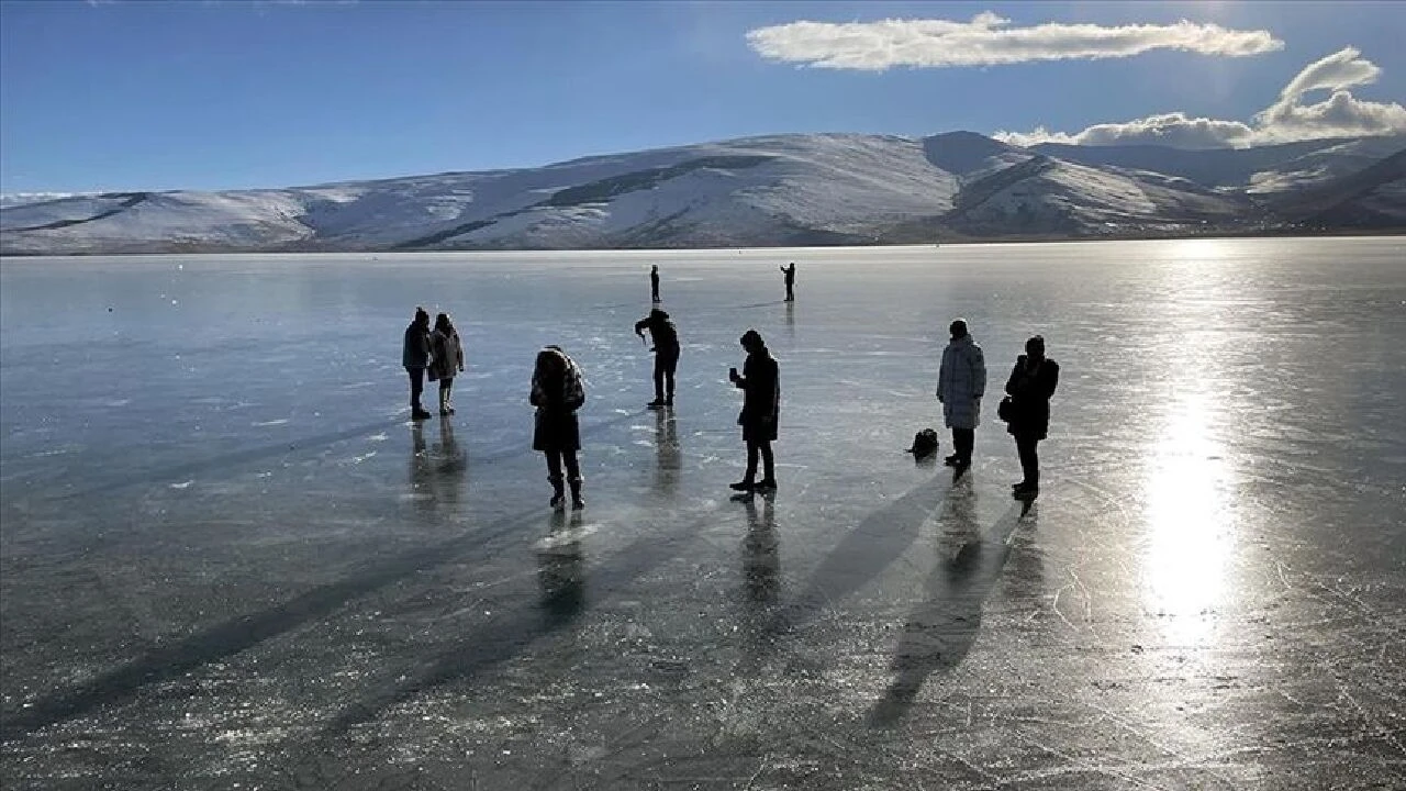 Çıldır Gölü, alg patlaması nedeniyle yeşil rengine döndü - 3. Resim