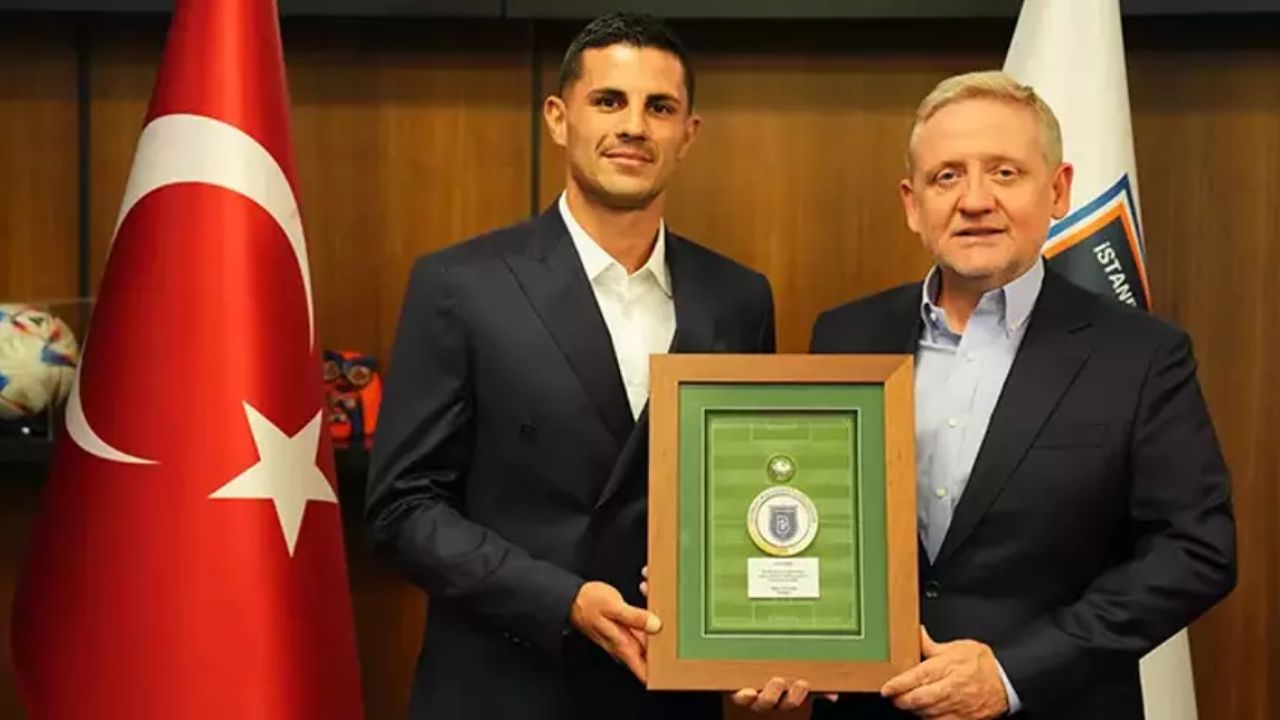 Göksel Gümüşdağ eski futbolcusu Danijel Aleksic&#039;e plaket verdi!