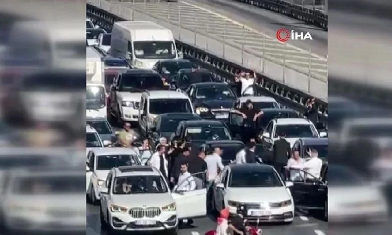 İstanbul'da trafikten sonra en büyük sorun magandalar! Düğün konvoyunda yolu kesip drift attı - 1. Resim