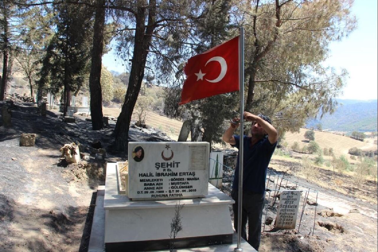 Manisa'da köyün kül olduğu yangında Şehit Halil İbrahim Ertaş'ın kabri ve Türk bayrağı yanmadı! - 3. Resim