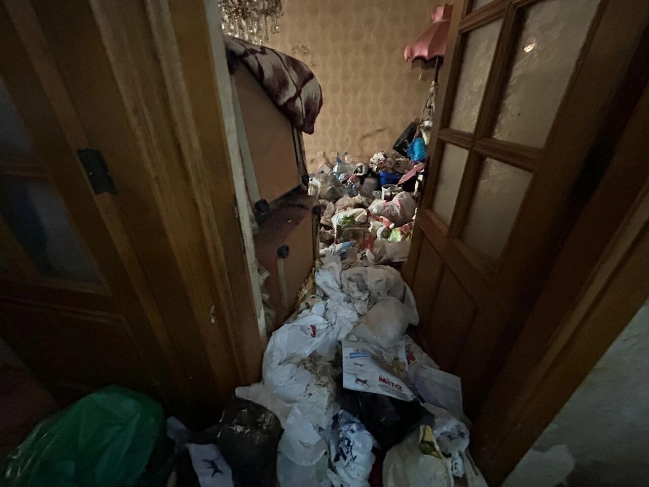 Yine bir çöp ev kabusu! Ev sahibinin ölümüyle ortaya çıktı! 10 kamyon çöp çıkardılar - 2. Resim