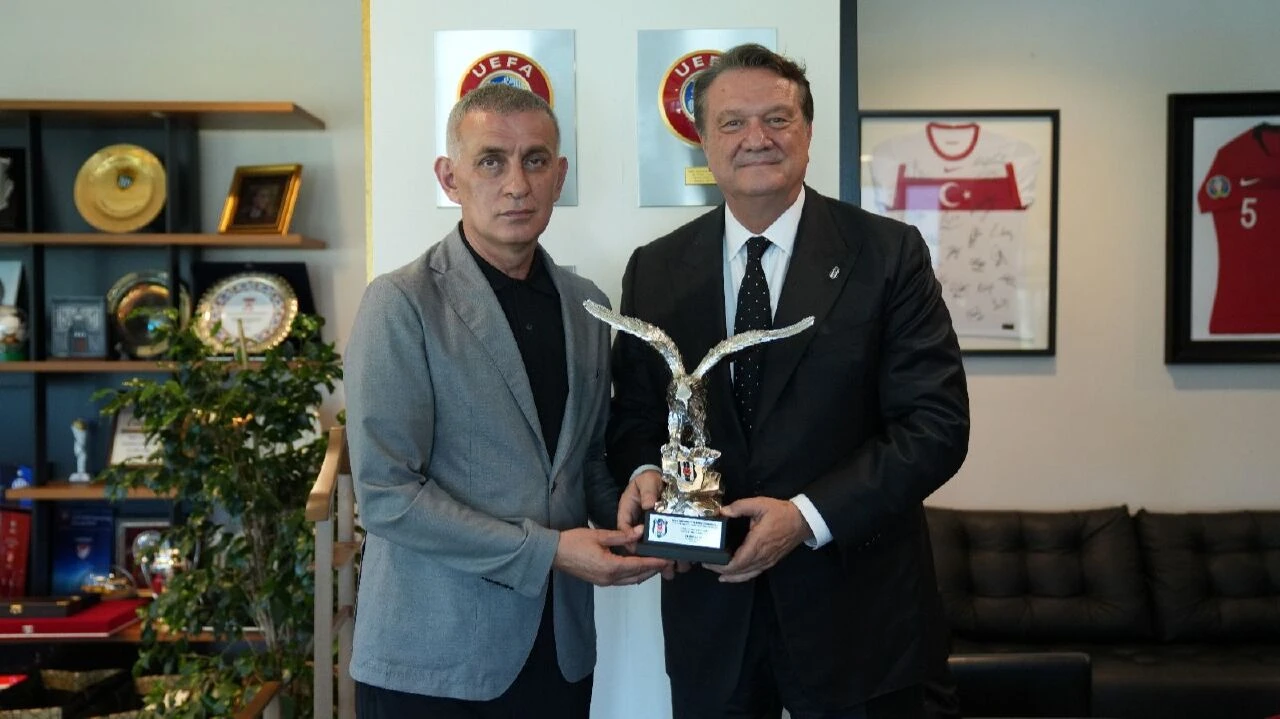 Beşiktaş Başkanı Hasan Arat TFF Başkanı İbrahim Hacıosmanoğlu'nu ziyaret etti! Karşılıklı hediyeleşme gerçekleşti - 1. Resim