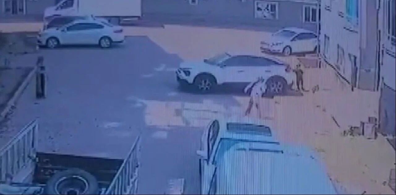 Çocuklar, park halindeki araçları itip eğlenirken faciadan döndüler