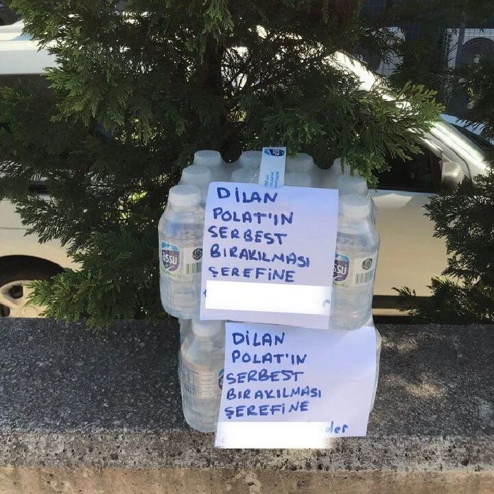 Dilan Polat cezaevinden çıktı, vatandaş hayrına su dağıttı! İlginç görüntüye yorum yağdı