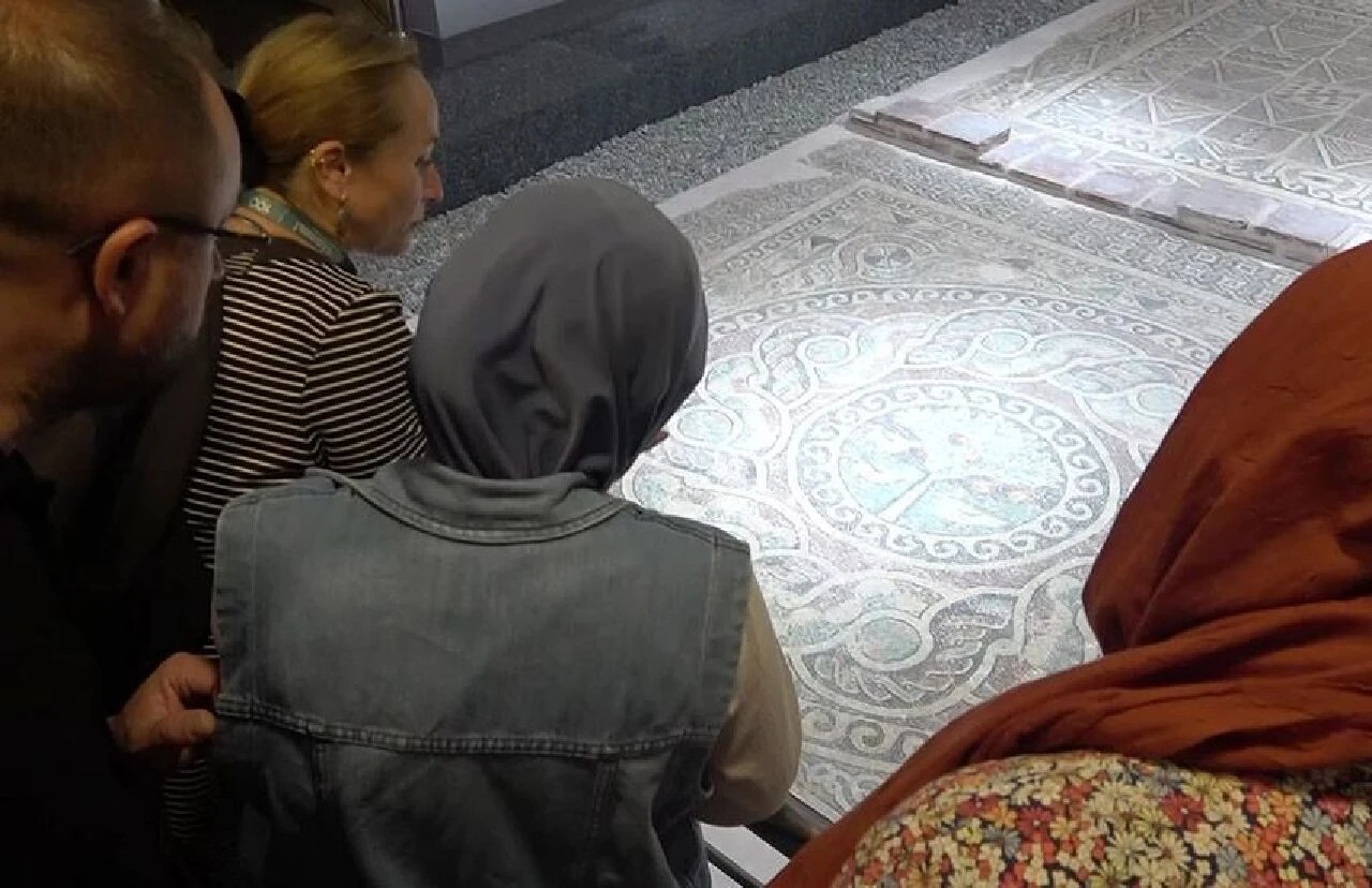 Dünya üzerinde sadece Türkiye’de bulunuyor! Üstünde elma ağacı olan tek antik mozaik ilgi çekti