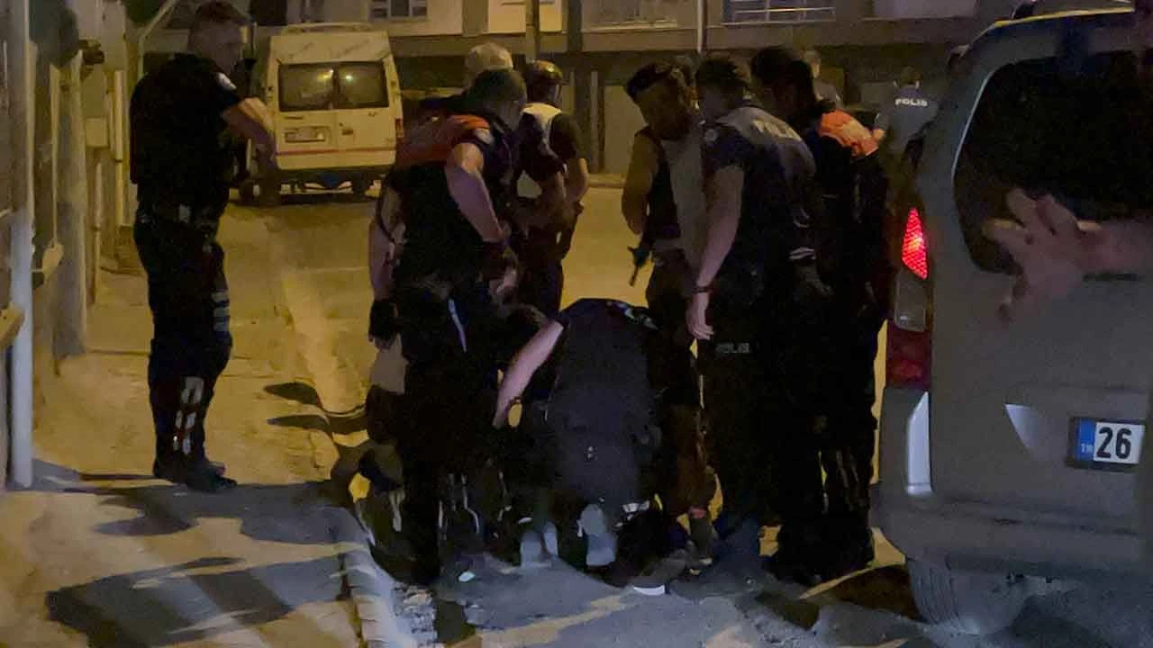 Eskişehir'de olaylı gece: Bekçiyi yaraladı, polisle çatışmaya girdi! - 1. Resim