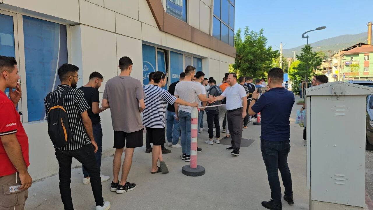 İş ilanında 100 kişi alımı duyurdular, bin 500 kişi başvurdu - 1. Resim