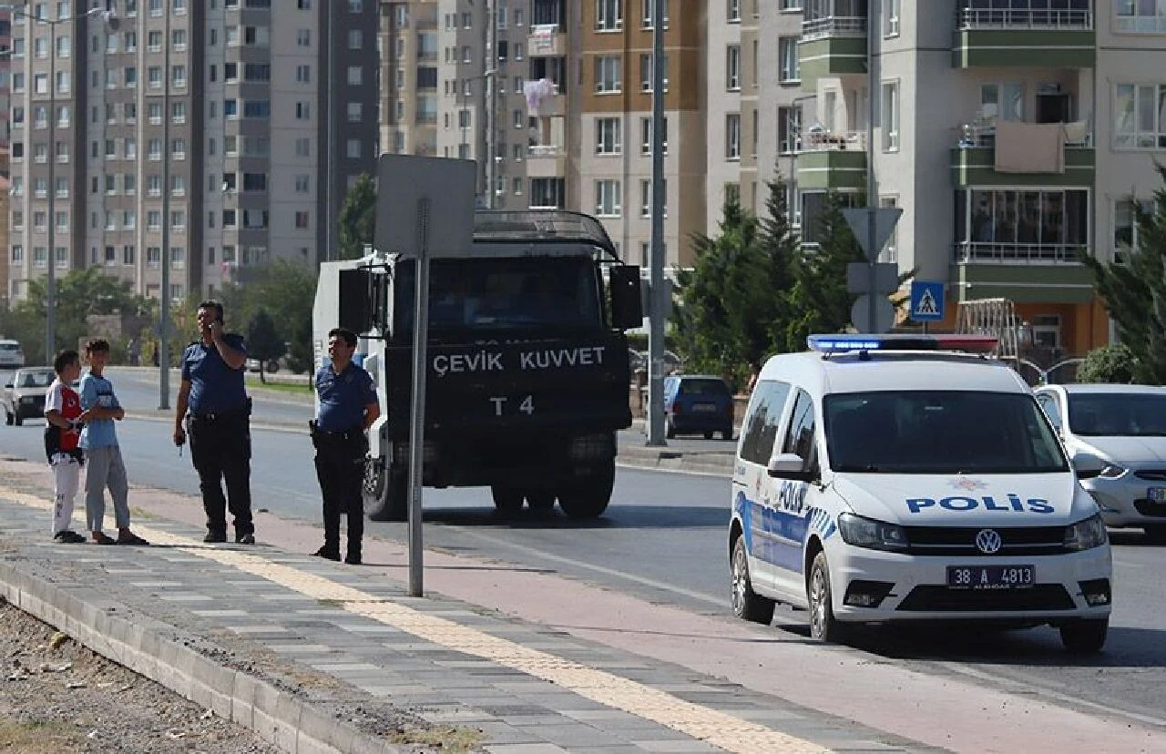 Kayseri'de ürküten anlar: Evin etrafını alevler sardı