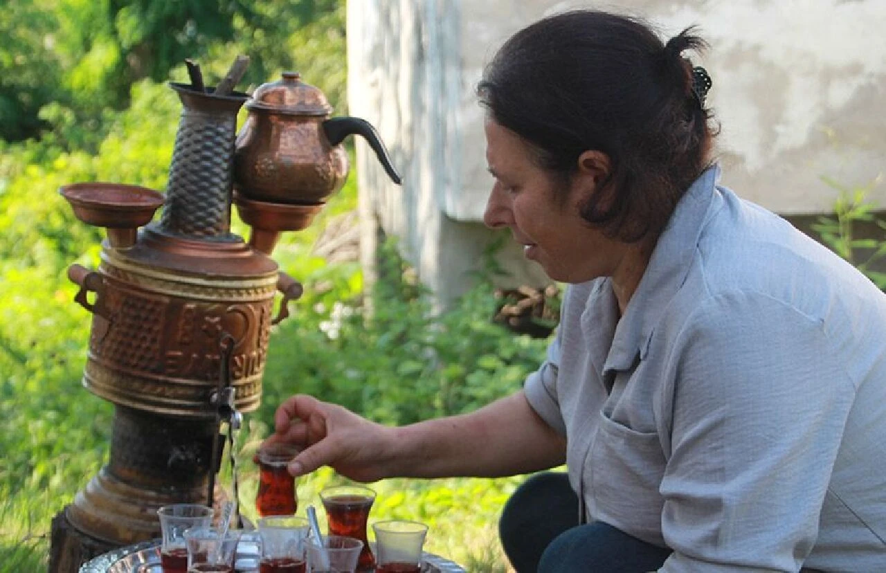 Su, çay, kahvaltı bedava! Evindeki buzdolabını bahçesinde hayrat yaptı