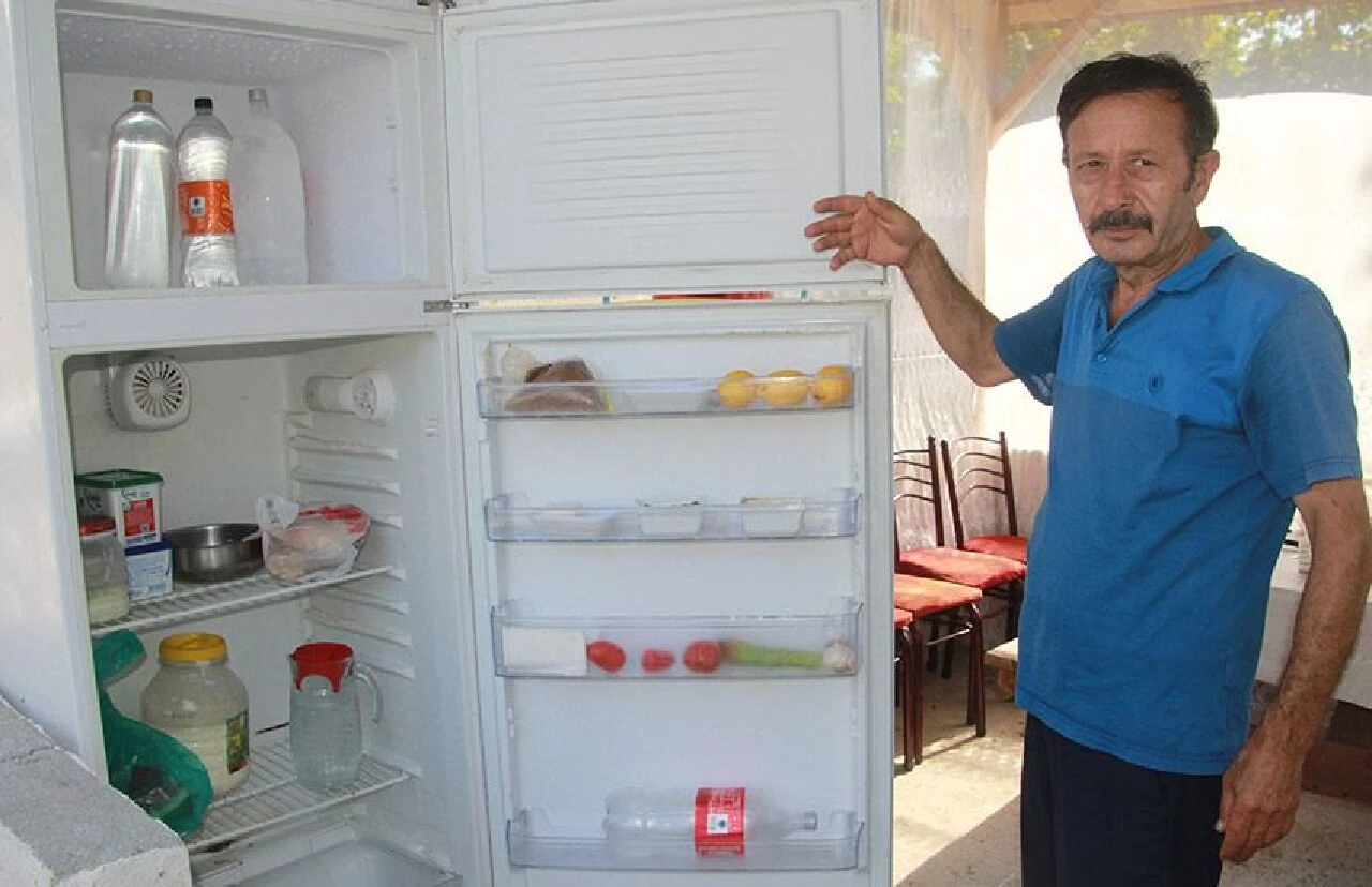Su, çay, kahvaltı bedava! Evindeki buzdolabını bahçesinde hayrat yaptı