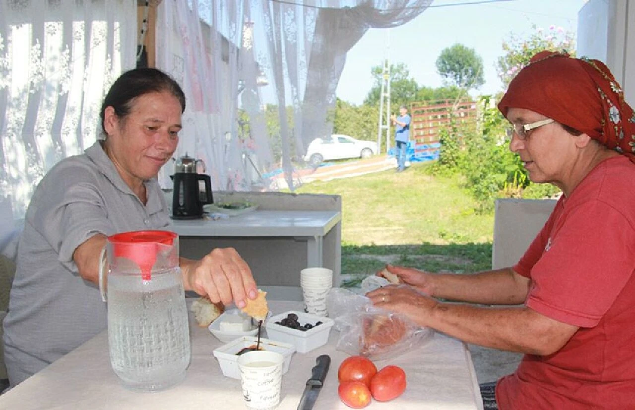 Su, çay, kahvaltı bedava! Evindeki buzdolabını bahçesinde hayrat yaptı