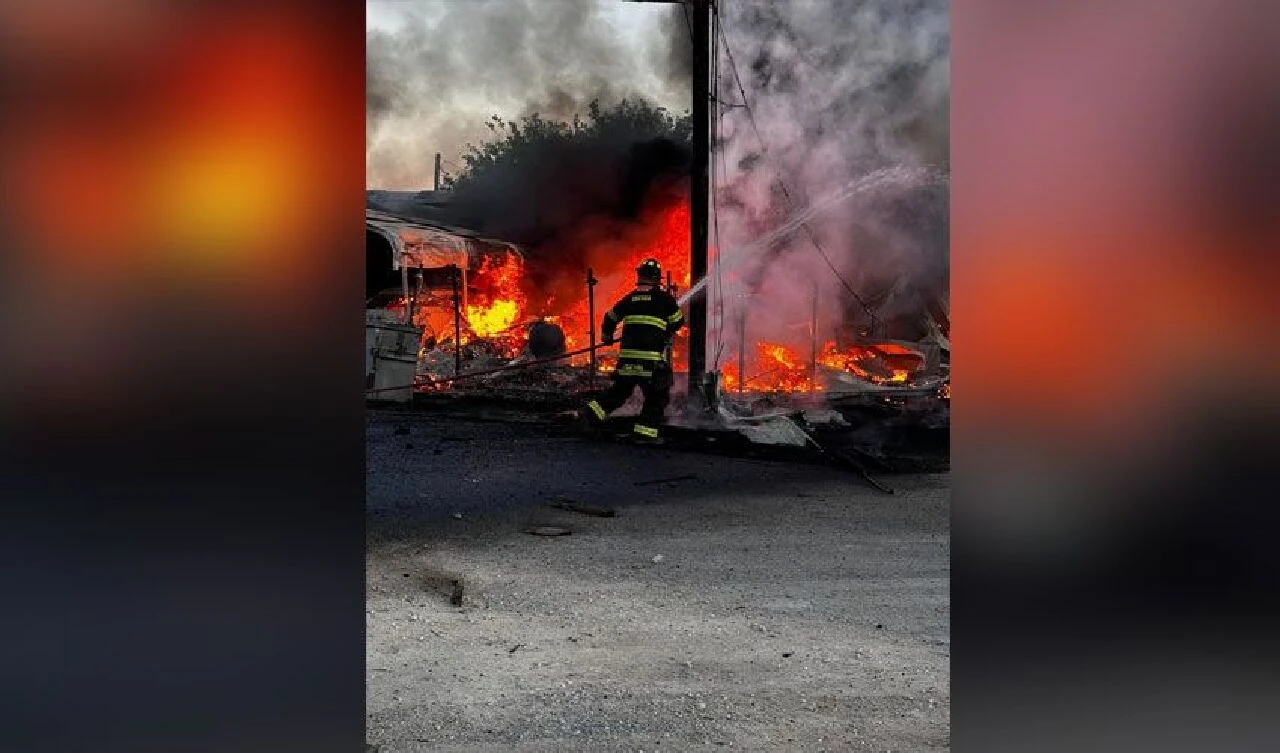ABD'de elektrik hatlarına çarpan uçak düştü: Ölü ve yaralı var - 1. Resim