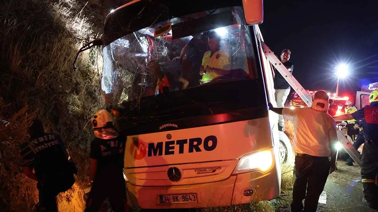 Aydın'da yolcu otobüsü faciası: Önce yayaya çarptı ardından yan yattı! Ölü ve yaralılar var - 3. Resim