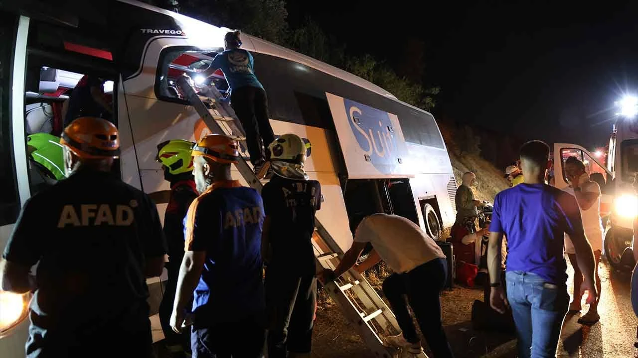 Aydın'da yolcu otobüsü faciası: Önce yayaya çarptı ardından yan yattı! Ölü ve yaralılar var - 2. Resim