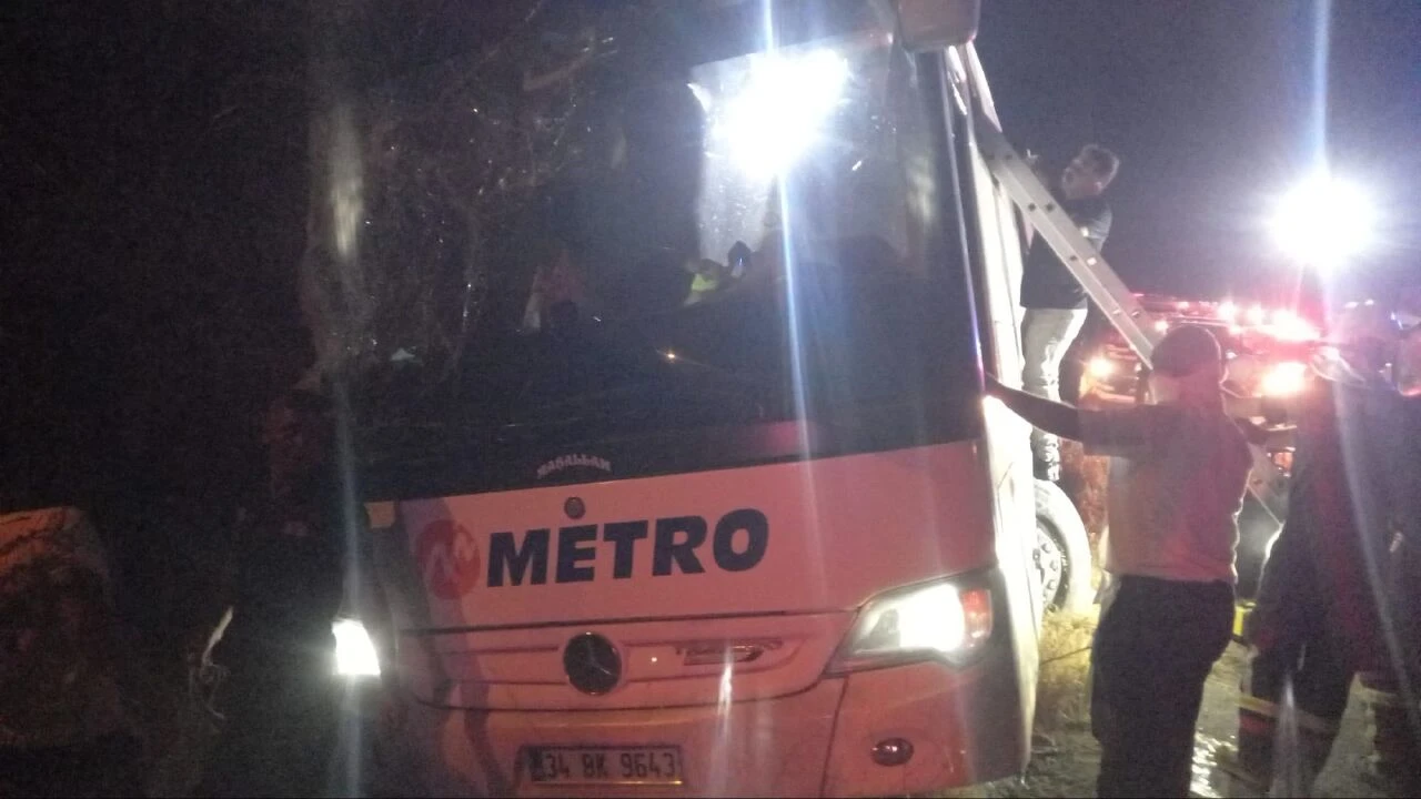 Aydın'da yolcu otobüsü faciası: Önce yayaya çarptı ardından yan yattı! Ölü ve yararılar var - 1. Resim