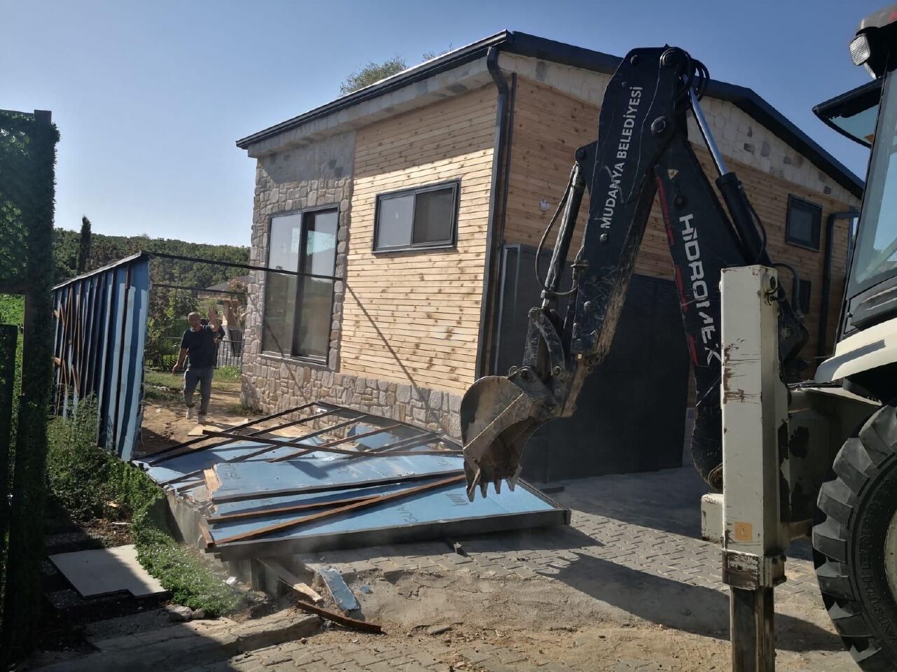 Bursa'da tiny house türü evlerin yıkımına başlandı - 2. Resim