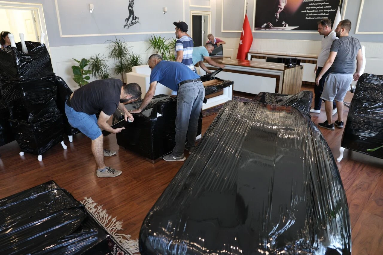 CHP'li başkan haciz sonrası plastik masa ve sandalyeyle oturmaya başladı - 1. Resim