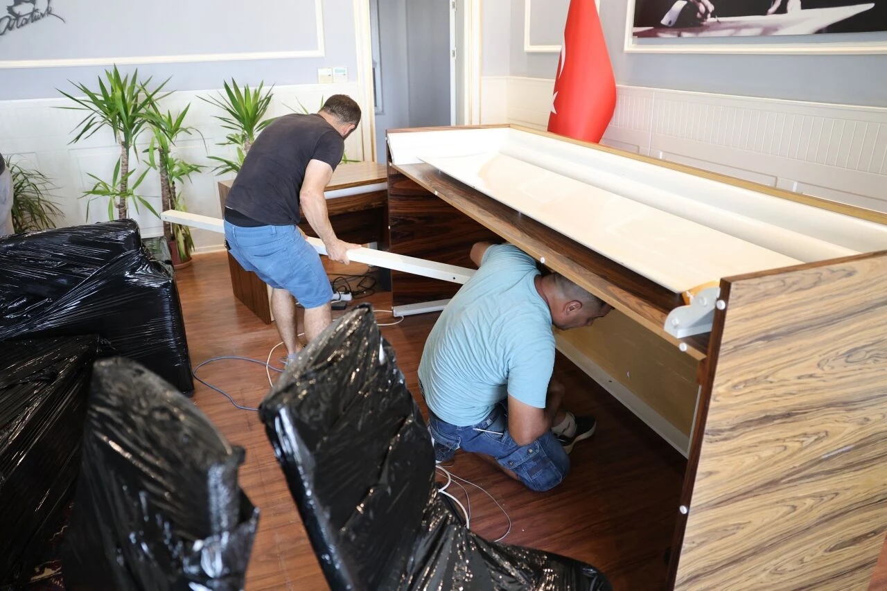 CHP'li başkan haciz sonrası plastik masa ve sandalyeyle oturmaya başladı - 2. Resim