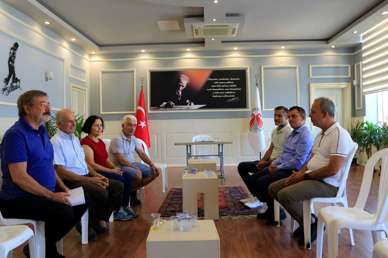 CHP'li başkan haciz sonrası plastik masa ve sandalyeyle oturmaya başladı - 3. Resim