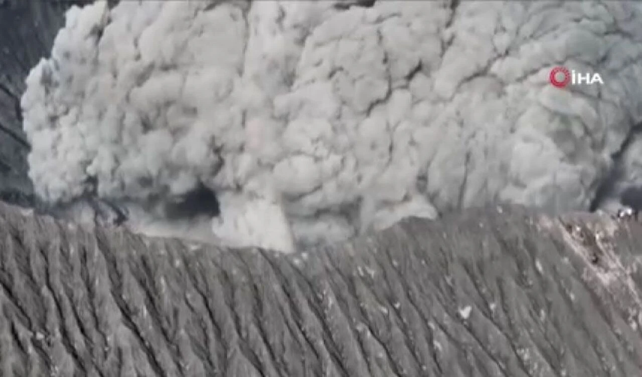 Dağcıların tırmanışı esnasında yanardağ patladı! İşte o korku dolu anlar - 1. Resim