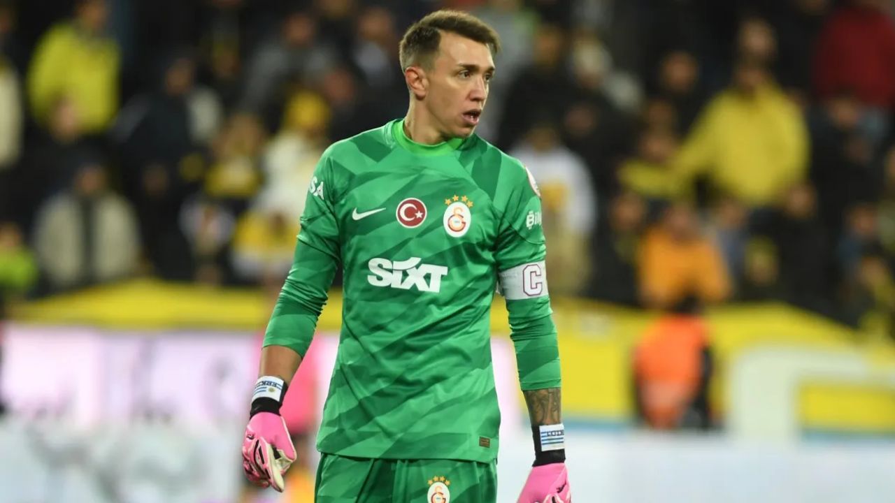 Galatasaray&#039;a Fernando Muslera şoku! Sakatlanarak maça devam edemedi