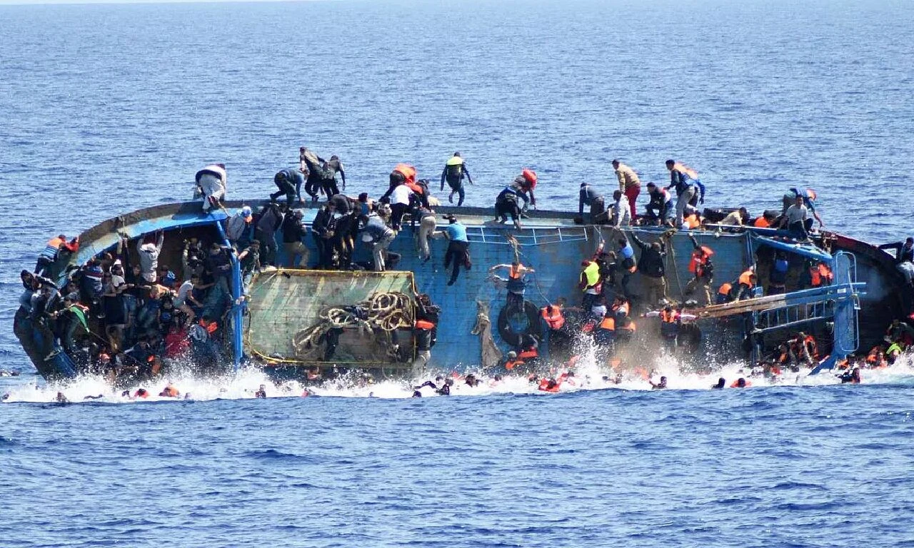 Göçmenlerin umuda yolculuk faciayla sonuçlandı! 300 kişi taşıyordu: Aralarında bebekler de var - 1. Resim