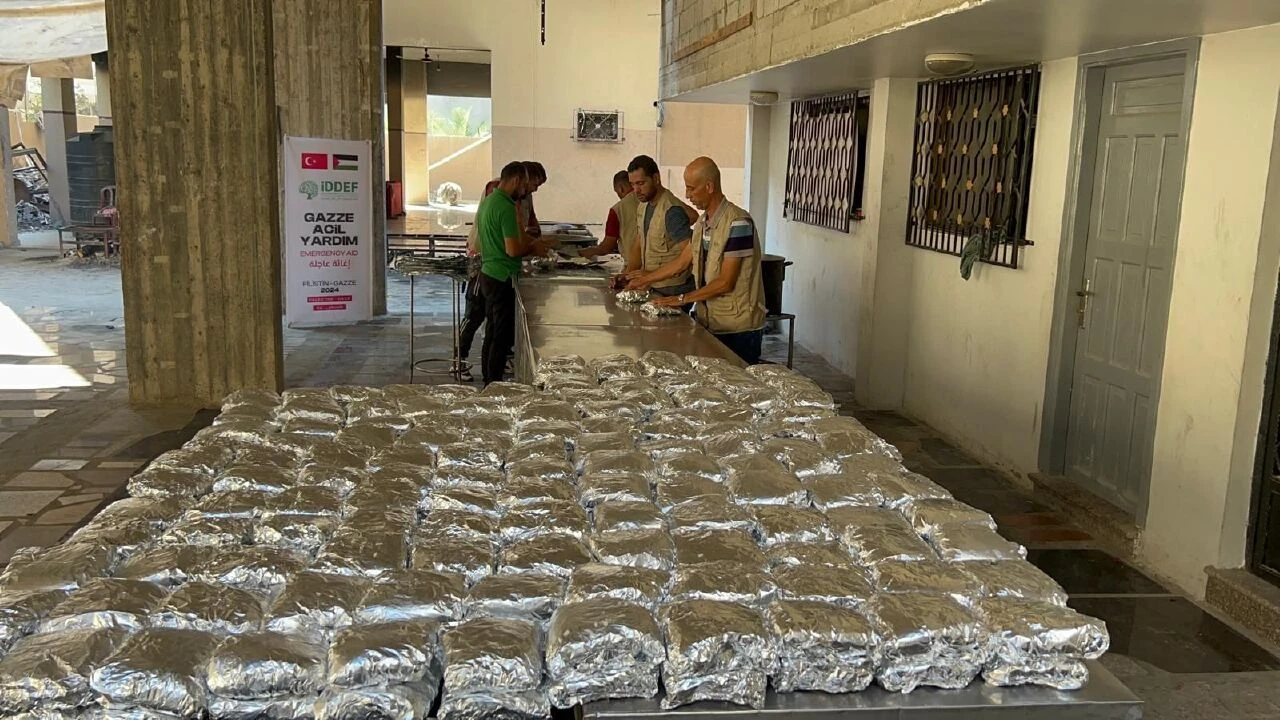 İDDEF yardımda sınır tanımıyor, Gazze'de sıcak yemek ve temiz su dağıtımı yaptı - 2. Resim