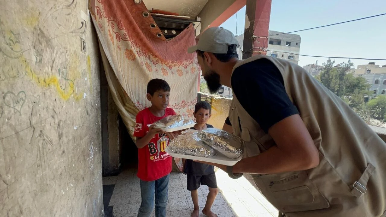 İDDEF yardımda sınır tanımıyor, Gazze'de sıcak yemek ve temiz su dağıtımı yaptı - 1. Resim