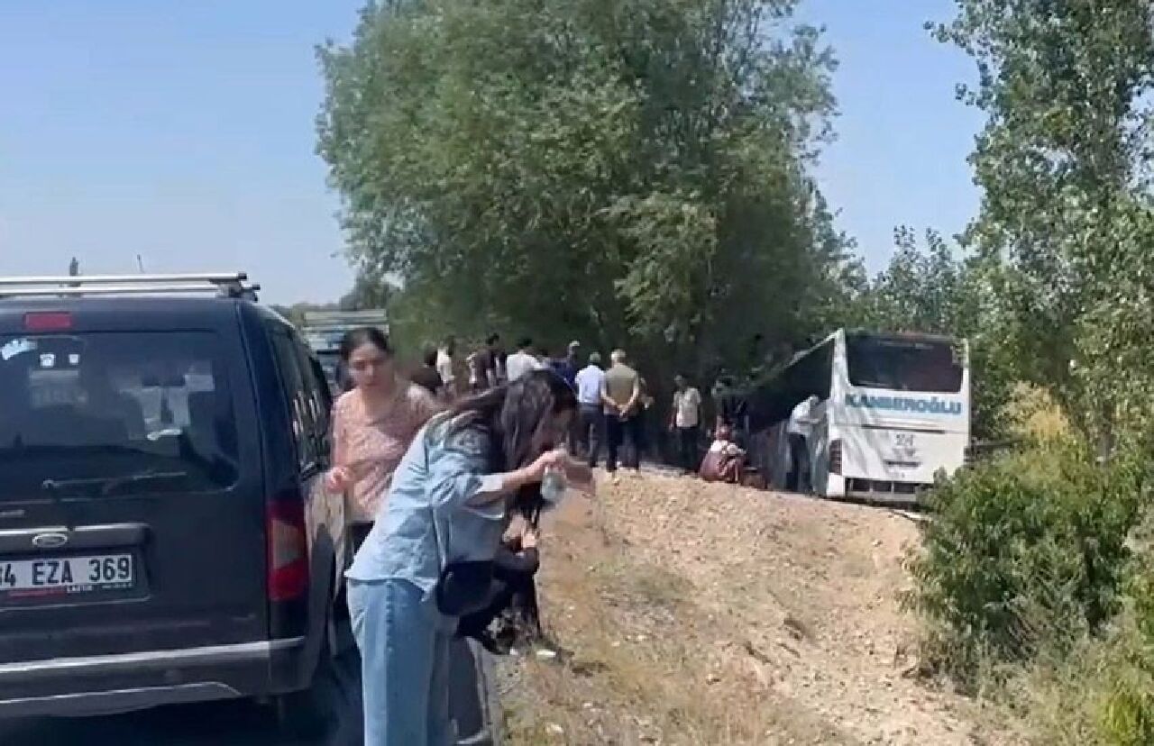 Iğdır'da yolcu otobüsü su kanalına düştü: Kazada 14 yaralı - 1. Resim