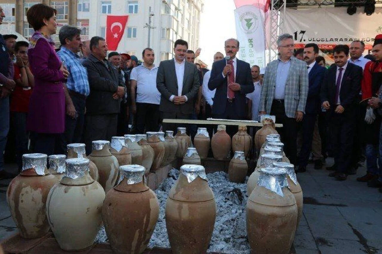 Meşhur testi kebabının tarihi ve tarifi! Her yörede ismi farklı lezzet aynı