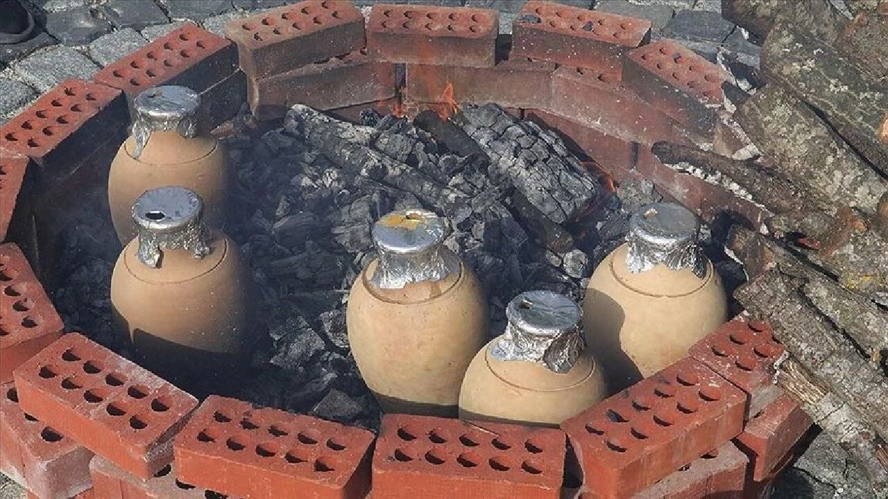 Meşhur testi kebabının tarihi ve tarifi! Her yörede ismi farklı lezzet aynı