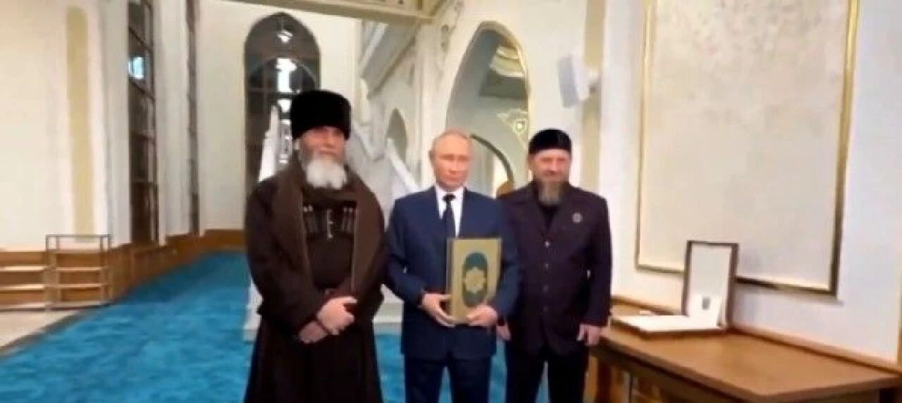 Putin kendisine hediye edilen Kuran-ı Kerim’i öptü! Çeçenistan ziyaretinde dikkat çeken kare