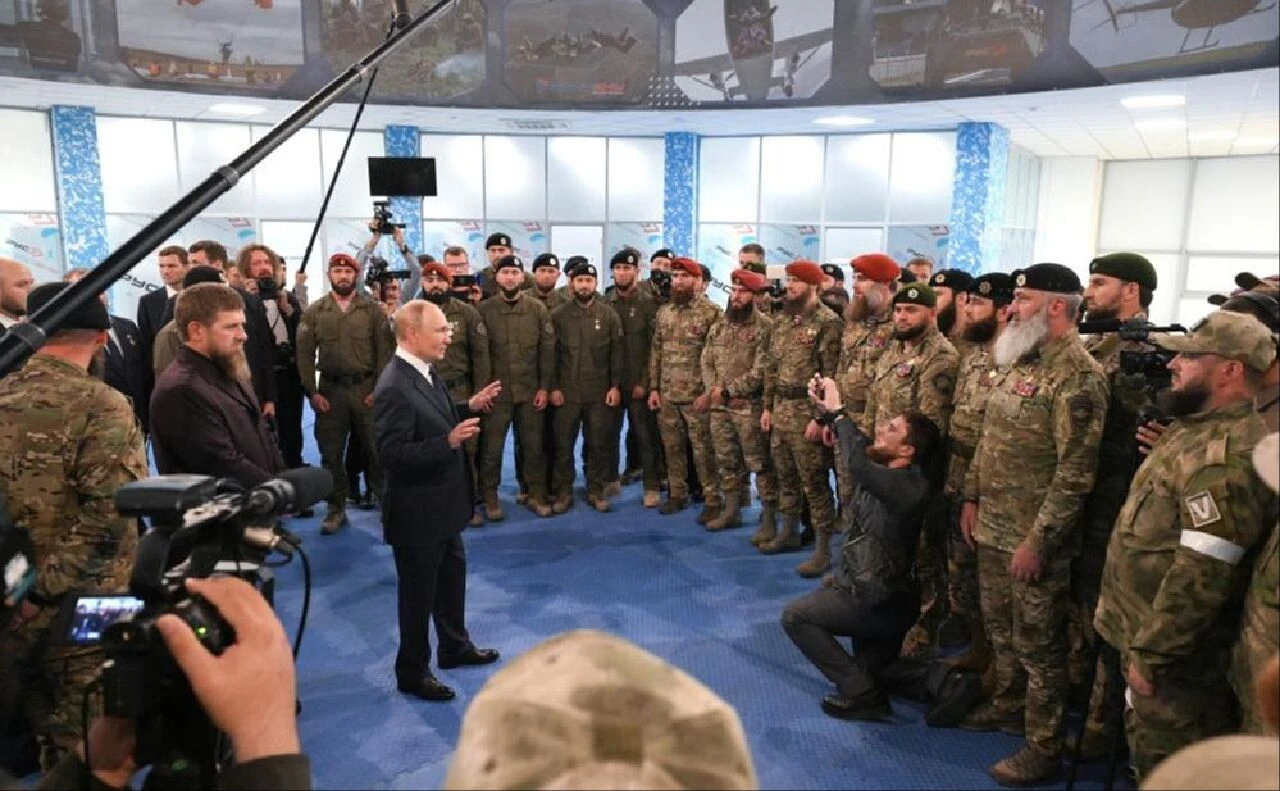 Rus lider Vladimir Putin 13 yılın ardından Çeçenistan'da: Kadirov ile 'yenilmezlik' mesajı verdi - 1. Resim