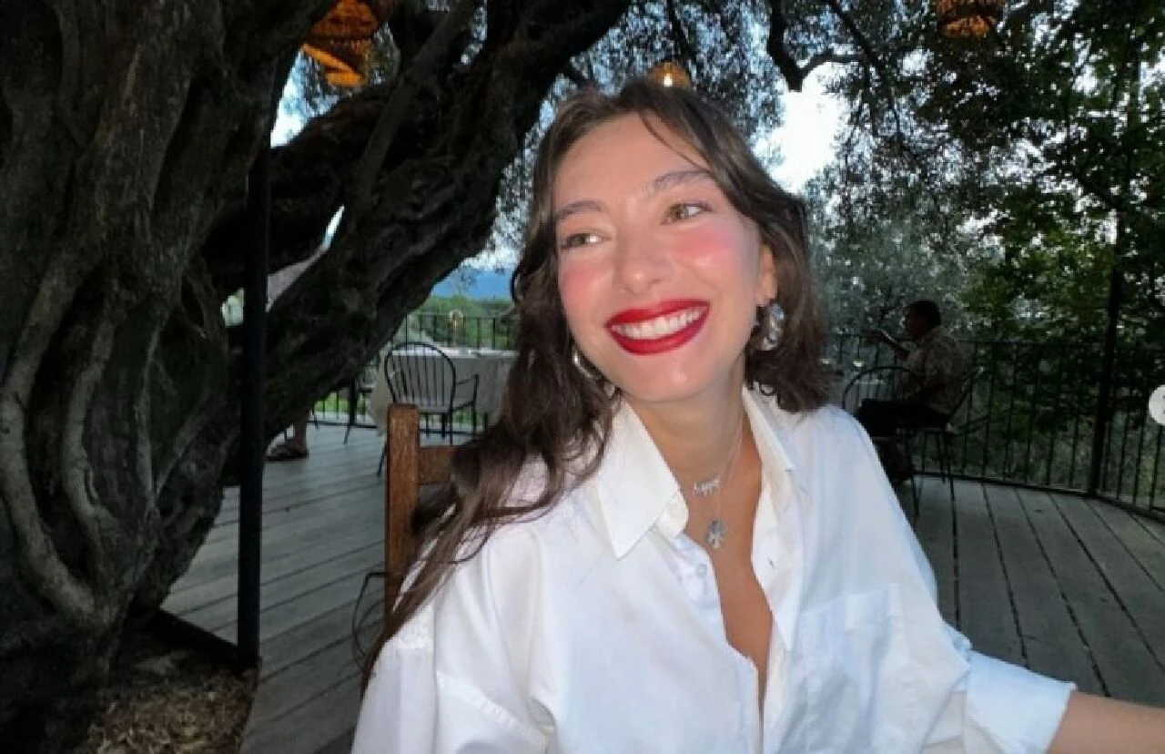 Yapım şirketi batan Kadir Doğulu, romantikliğini konuşturdu! Neslihan Atagül karnı burnunda ilk pozunu paylaştı - 2. Resim