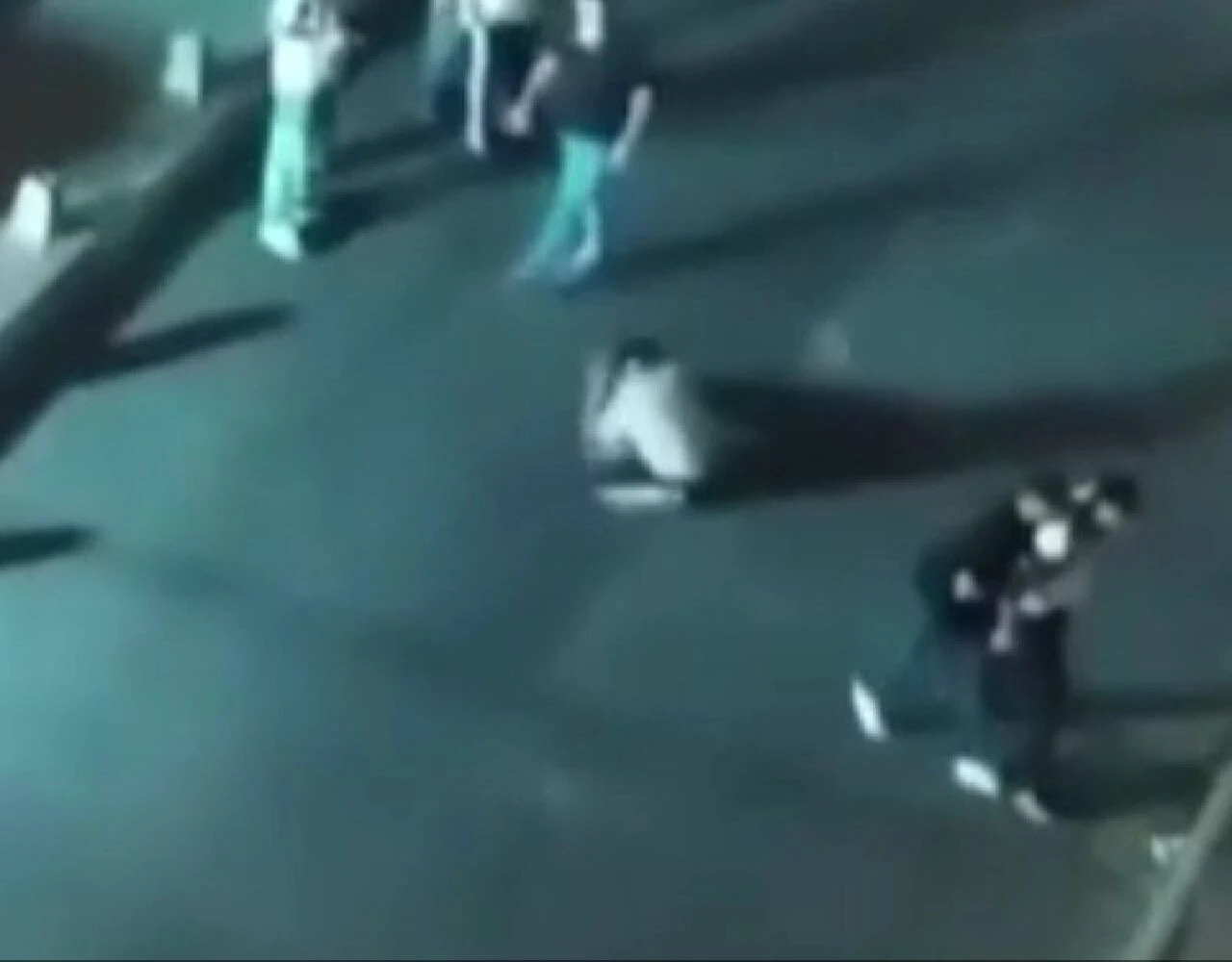 Yere yatırdı, öldüresiye dövdü: Dehşete düşüren anlar kamerada - 1. Resim